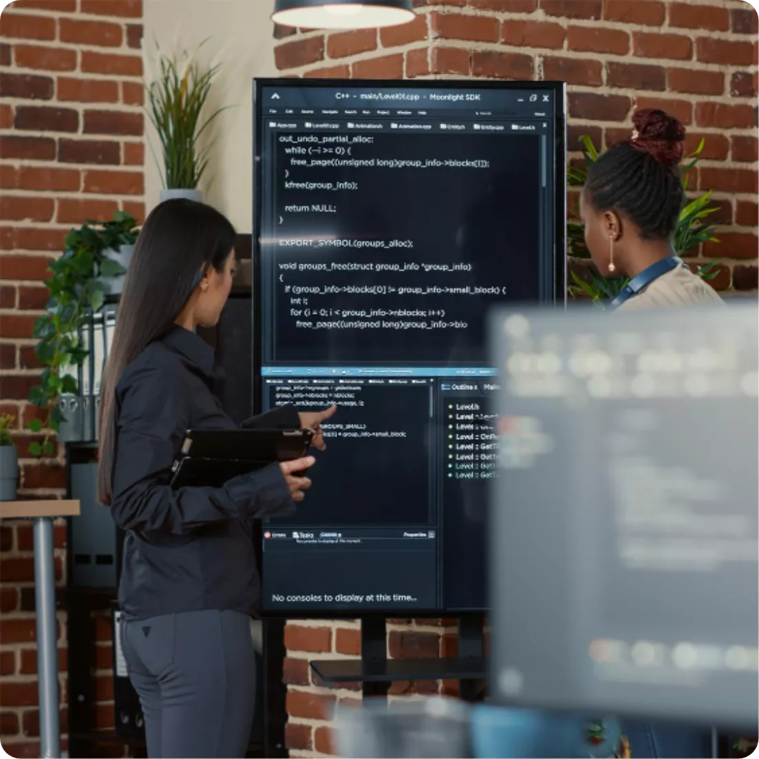 Mendix app builder interface showcasing drag-and-drop app design and template selection
